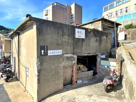 　東引鄉樂華村24號係漁會冰庫舊址，長期閒置，鄉公所將透過聚落形象整合營造計畫進行改造，讓空間重新再利用。（圖／文：陳其敏）
