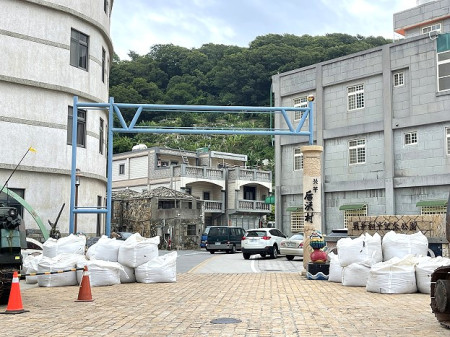 　預防海水倒灌，北竿鄉公所完成后澳及午沙兩地沙包及阻絕設施擺放。（圖／文：陳鵬雄）