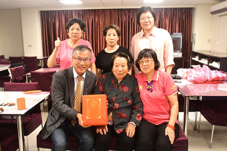 　南竿介壽村陳招俤女士90歲生日，鄉長林志東登門祝壽。（圖／文：曹重偉）
