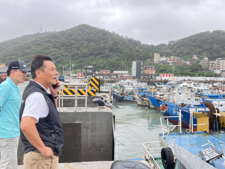 王忠銘前往福澳碼頭關心港內船舶安置
