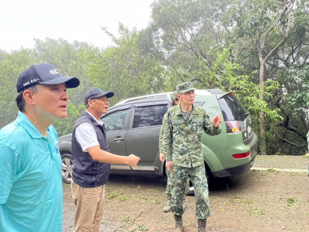 縣長王忠銘會同指揮官黃先任會勘環境
