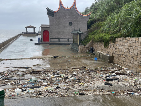 坤坵沙灘海漂垃圾被大浪衝上岸