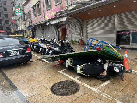 農會信用部工程旁圍籬倒塌壓倒機車２輛，現已排除