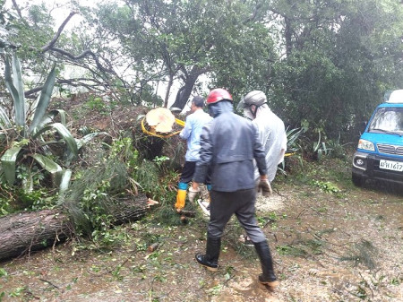 凱米颱風影響馬祖期間長達3日,基於讓鄉親用路順暢及村民平安回家,仁愛社協伙伴26日上午即開始自主清理入村道路及周邊環境。(圖:陳其運)