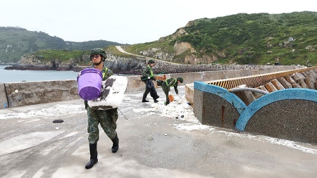 風雨停歇,東引軍民迅速投入災後復原工作。(圖/文:陳其敏)