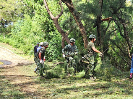 東莒守備大隊官兵以及公所環保全體人員投入災後復原工作。(圖/文:蔡夢玲)