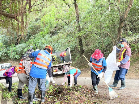 凱米颱風過後留下滿地落葉殘枝,國軍與公所、縣府單位同仁通力合作整理環境。(圖/文:馮紹夫)