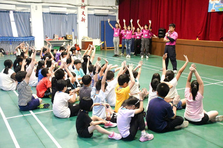 　「無菸科學體驗營」兒童夏令營圓滿落幕， 50位小學童們體驗2天的菸害防制多元課程，局長陳美金頒發獎品各獲獎隊伍。（圖／文：曹重偉）