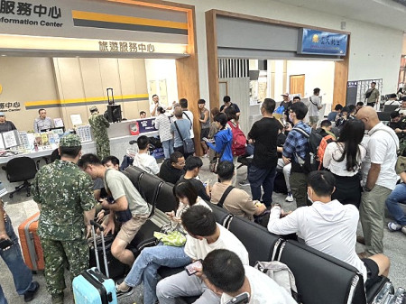 「凱米」颱風過後,縣府持續啟動疏運機制,28日由國防部支援軍機疏運2架次,載運140人返台,南竿機場順利淨空,無人滯留。(圖/文:曹重偉)