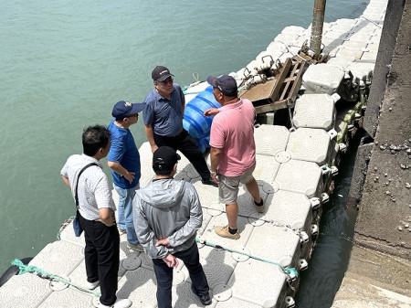 　議員周瑞國邀縣府相關單位現勘橋仔及馬鼻灣浮排搶修計畫。（圖／文：陳鵬雄）