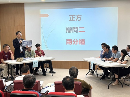 縣府國際化人才培育班結訓,縣長王忠銘與縣府主管見證學習成果並頒發結訓證書。(圖/文:馮紹夫)