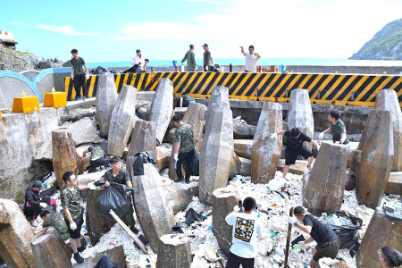 　風災過後，東引中柱連堤堆積大量海漂垃圾，馬祖風景管理處、東引鄉公所、東引地區陸軍指揮部攜手淨灘，揮汗努力維持海岸景觀的清潔與美麗。（圖／文：陳其敏）