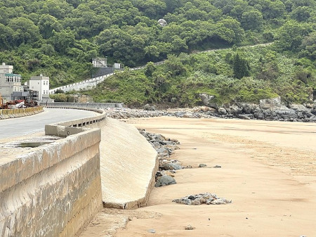 　塘后道路護坡在凱米回南巨浪沖刷之下，出現罕見基礎全部裸露現象。（圖／文：陳鵬雄）