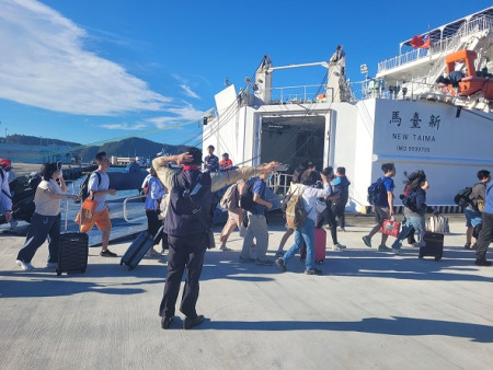新臺馬輪支援花東疏運，3天載客2893人次，車輛321部。圖：航港局