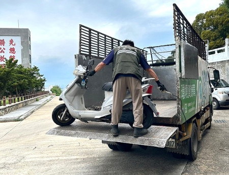 整頓廢棄車輛亂象,連江縣環資局經縣長王忠銘指示,會同警察局、交旅局及監理站等相關展開聯合稽查通報及拖吊等行動。(圖:連江縣環資局)