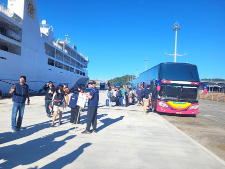 新臺馬輪結束28日到30日蘇花支援任務,總計疏運旅客2893人次,大小車輛321部。(圖:航港局)