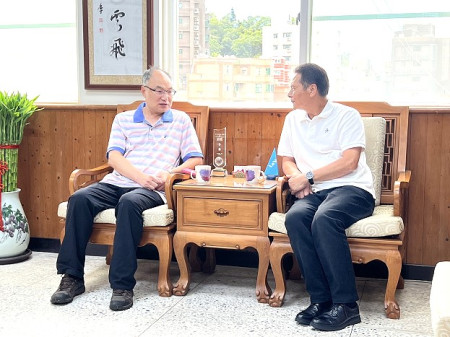 馬祖高中校長陳天賜榮退,退休前前往拜會縣長王忠銘。(圖/文:馮紹夫)