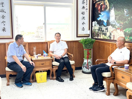 馬祖高中新任校長謝崇耀拜會縣長王忠銘。(圖/文:馮紹夫)