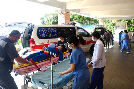 　縣醫舉辦113年度大量傷患暨醫療暴力演練，情境為一輛載滿遊客遊覽車在福澳坡不明原因失控翻覆，縣醫啟動大量傷患處置動員令。（圖／文：曹重偉）