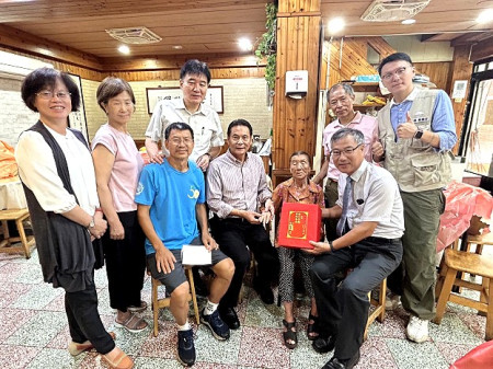 南竿清水村林雪金女士92歲生日,縣長、副縣長及鄉長關心腿傷復原情形,為她戴上金戒指賀禮,現場歡樂溫馨。(圖/文:曹重偉)