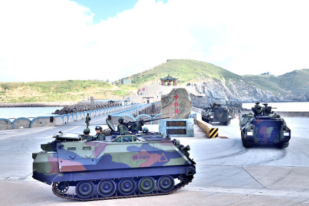 　2024東引軍事越野障礙賽2日揭開序幕，晚間7時在中柱連堤舉行全民國防實彈射擊例行操演。（圖／文：陳其敏）
