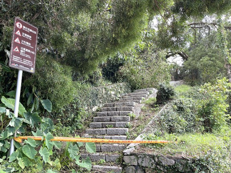 　北竿碧園公園凱米颱風期間倒了許多大樹，馬管處拉起封鎖線暫時關閉園區。（圖／文：陳鵬雄）