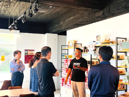 經濟部中企署來馬訪視地方型SBIR,並實地了解業者執行遭遇的問題。(圖:產發處)
