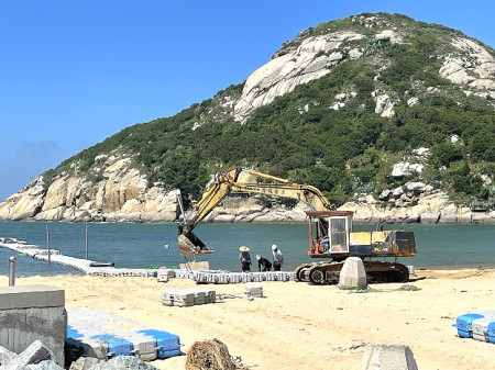 　塘岐馬鼻灣簡易浮排碼頭展開修復加固作業，已完成岸上及海上連結。（圖／文：陳鵬雄）