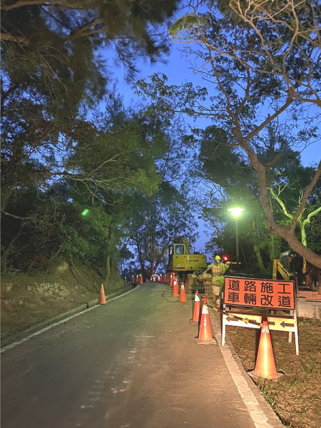 大坪村至大浦聚落進行道路管制,預計最快下週三可恢復通行。(圖/文:蔡夢玲)