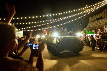 　東引軍事越野障礙賽夜間實彈射擊操演重磅登場，震撼力十足。（圖／文：陳其敏）