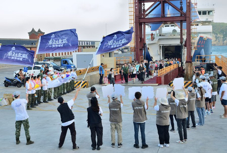 　東引軍事越野障礙賽登場，鄉公所、鄉代會、東指部隆重在中柱碼頭迎賓，熱情歡迎登島的跑者、遊客。（圖／文：陳其敏）