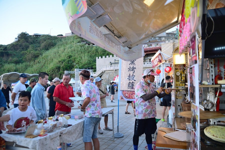 　東引軍事越野障礙賽美食文創市集＋微醺之夜，氣氛歡樂。（圖／文：陳其敏）
