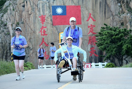 　2024東引軍事越野障礙賽4.5公里率先登場，因為不具競爭性，參加者以愉悅心情接觸大自然，享受戶外運動的樂趣。（圖／文：陳其敏）