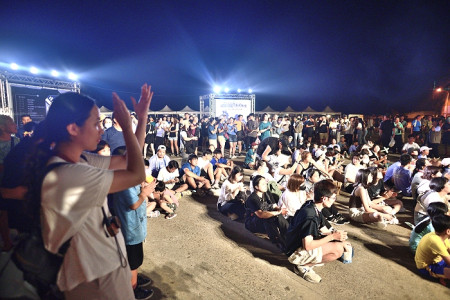 　東引軍事越野障礙賽選手之夜，選手、遊客吹著晚風，一邊品嘗美食一邊聽音樂，氣氛輕鬆歡樂。（圖／文：陳其敏）