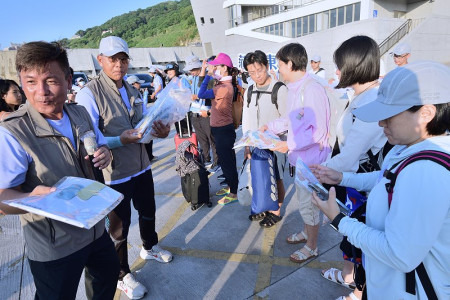 　臺馬之星3日下午抵達東引中柱港，議長張永江、縣府秘書長張龍德、教育處長王禮民、鄉長林德建、指揮官林主典、鄉代會主席陳子驎等人率加油團迎接31名專程到東引參加活動的跑者與遊客，同時慰問搭船的辛勞。（圖／文：陳其敏）