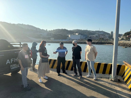 介壽澳口浮動平台固定的不鏽鋼管因颱風斷裂位移,議員曹丞君邀縣府相關單位前往現勘改善。(圖:產發處)
