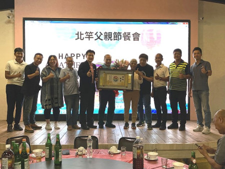 　北竿鄉舉辦父親節表揚餐會場面熱鬧，模範父親陳棋俤接受各界祝賀。（圖／文：陳鵬雄）