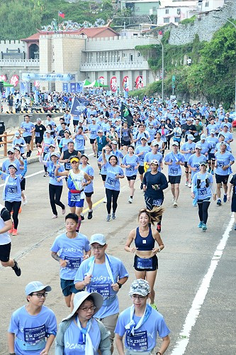 　2024東引軍事越野障礙賽，8.5公里、16公里參賽人數超過千人，現場氣氛熱鬧有活力。（圖／文：陳其敏）