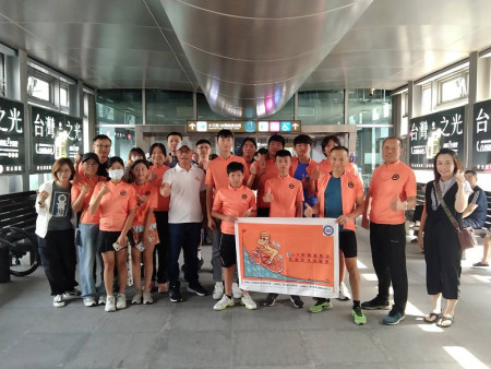 學生騎乘單車挑戰全台最美公路—武嶺的攻頂活動,在昨日上午出發,教育處長王禮民提醒學生安全第一,並預祝全程一切順利、成功。(圖/文:黃沛宣)