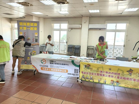 提升勞工權益之重視,民社處日前在介壽老人文康活動中心舉辦勞工職災防治及健康服務駐點活動,吸引許多勞工朋友了解自身權益。(圖/文:曹重偉)