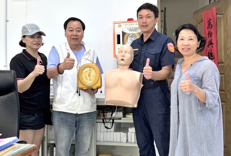　連江縣警察局獲凱樂斯公司媒合企業家黃柏昌捐贈5台AED，由議長張永江代表接受，達成馬祖各島警察所都有AED的目標。（圖：連江縣議會）