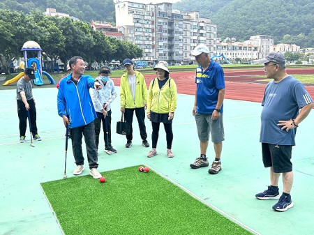 提倡鄉親從事休憩健身,推廣槌球運動,體育會槌委會在福澳運動場舉辦認識學習槌球教學活動,邀請專業教練現場指導。(圖/文:曹重偉)