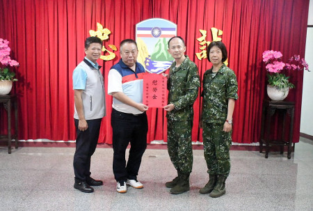 　有朋自遠方來！高雄市議會16位議員由資深議員陳明澤領軍拜會馬防部，受到指揮官黃先任、政戰主任朱蕙芳及高雄子弟兵熱情歡迎。（圖／文：曹重偉）