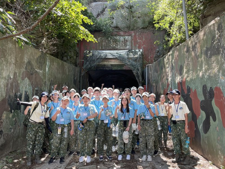 　國防部113年馬祖戰鬥營首梯57位學員參訪北竿中興坑道。（圖／文：陳鵬雄）