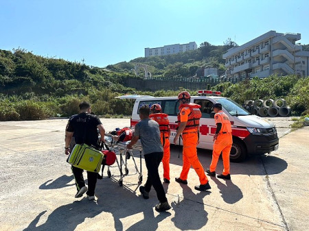 莒光消防分隊結合結合義消及岸巡,辦理大規模的海上搶救演練,過程逼真確實。(圖/文:宋幸儒、莒光消防分隊)
