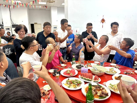 東莒模範父親表揚餐會8日舉行,表揚模範父親林增官先生,場面熱鬧溫馨。(圖/文:宋幸儒)