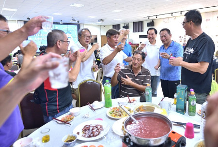 　東引鄉慶祝父親節聯誼餐會，表揚模範父親劉金灼；議長張永江、秘書長張龍德、行政處長陳明傑、鄉長林德建等人祝福爸爸們佳節愉快，生活美滿健康。（圖／文：陳其敏）