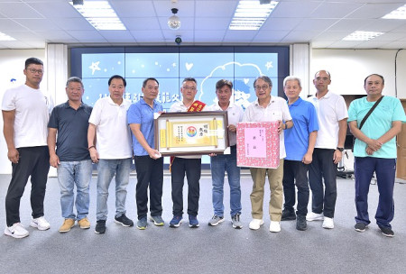 東引鄉慶祝父親節聯誼餐會，表揚模範父親劉金灼；議長張永江、秘書長張龍德、行政處長陳明傑、鄉長林德建等人祝福爸爸們佳節愉快，生活美滿健康。（圖／文：陳其敏）