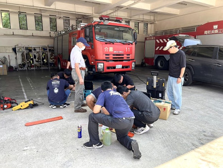 經農會協助,國立中興大學農機系團隊替南竿、介壽分隊維修保養巡檢鏈鋸器材,讓相關救災器材完成整備,以備不時之需。(圖:連江縣消防局)
