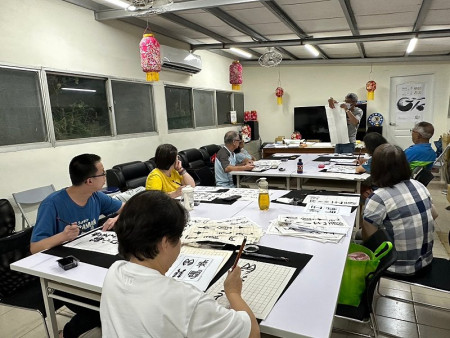 樂齡學習中心日前舉辦今年度的樂齡書法課程,當天即學寫甲骨文和金文,相當有趣。(圖/文:黃沛宣)